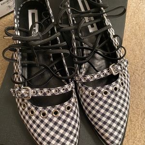 Beautiful Alexander McQueen lace shoes 🖤